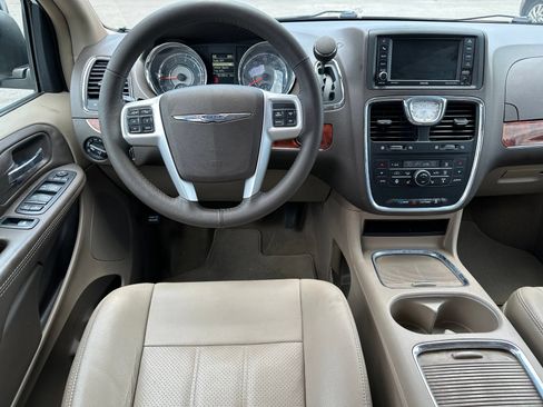 Used 2016 Chrysler Town & Country Touring-L FWD image 15