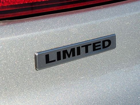 Used 2010 Chrysler Sebring Limited image 13