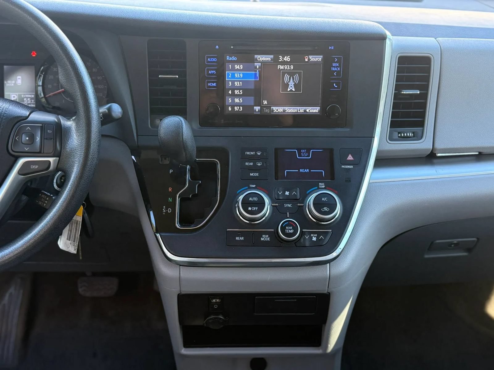 Used 2017 Toyota Sienna LE FWD image 17