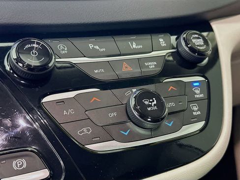 Used 2024 Chrysler Pacifica Touring-L image 18