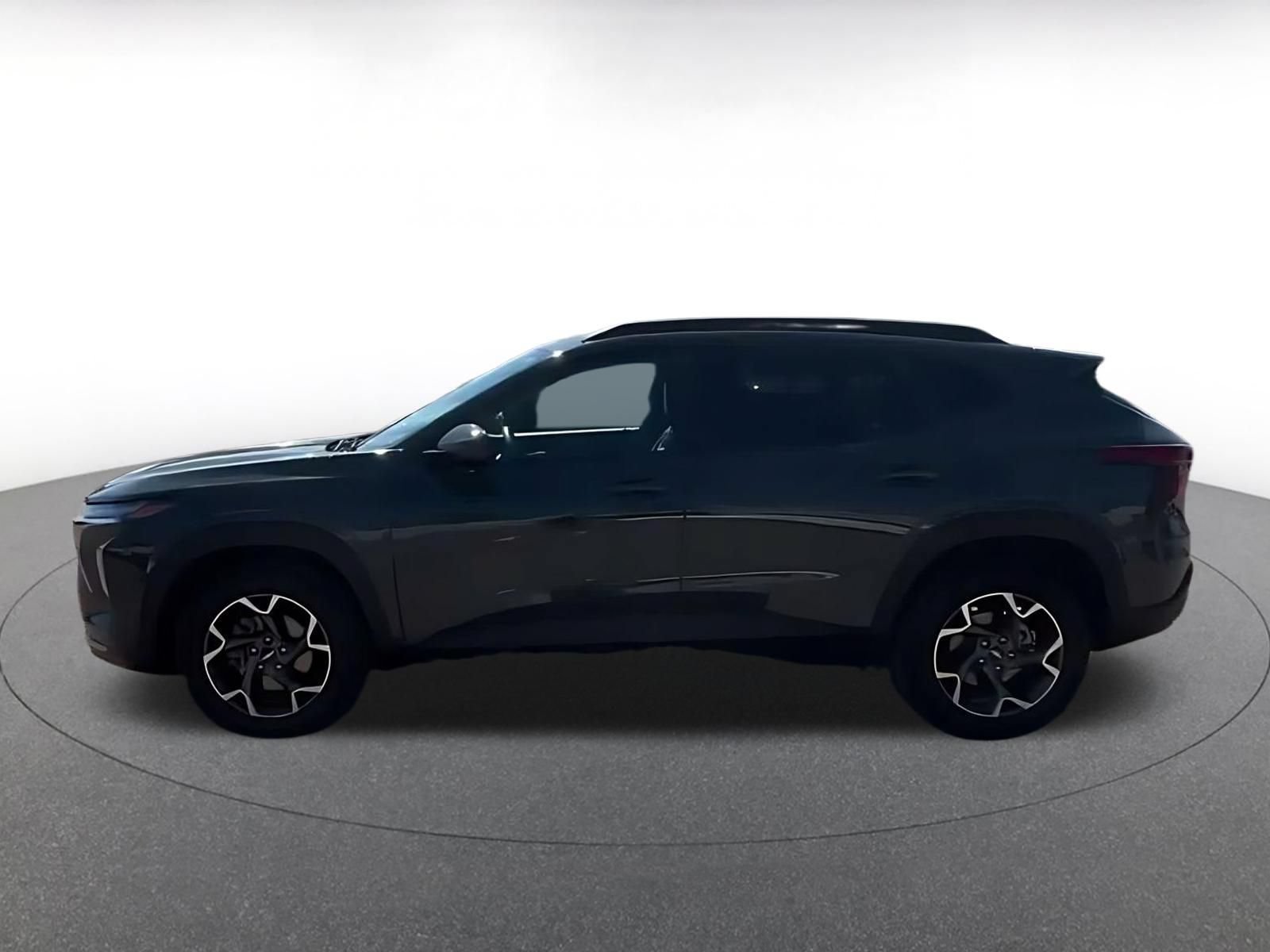 Used 2025 Chevrolet Trax LT FWD image 9