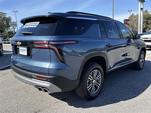 Used 2025 Chevrolet Traverse LT image 4