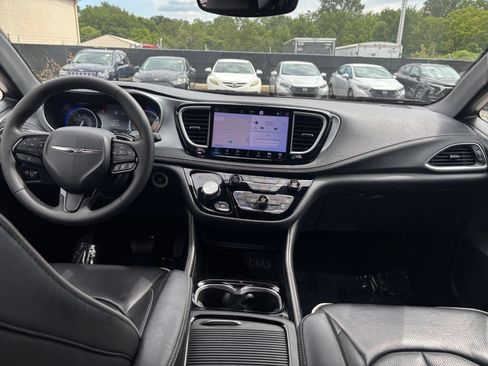 Used 2025 Chrysler Pacifica Limited FWD image 38