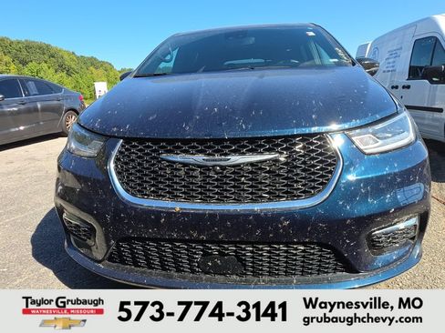 Used 2025 Chrysler Pacifica Select FWD image 2