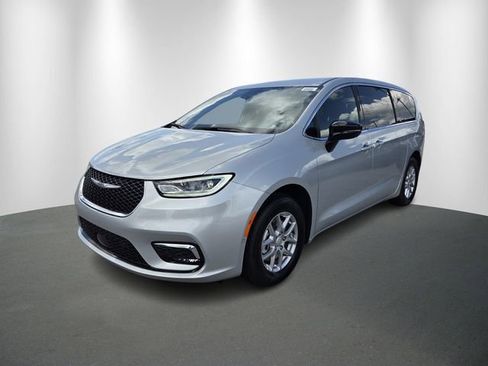New 2026 Chrysler Pacifica Select image 2