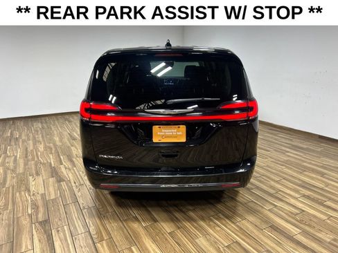 Certified 2024 Chrysler Pacifica Touring-L FWD image 7