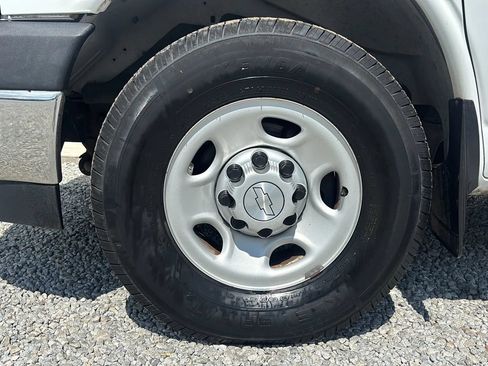 Used 2017 Chevrolet Express 2500 RWD image 12