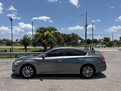 Used 2014 Nissan Altima 2.5 SL w/ Technology Package FWD image 2
