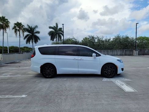 Used 2019 Chrysler Pacifica Touring Plus w/ S Appearance Package FWD image 5