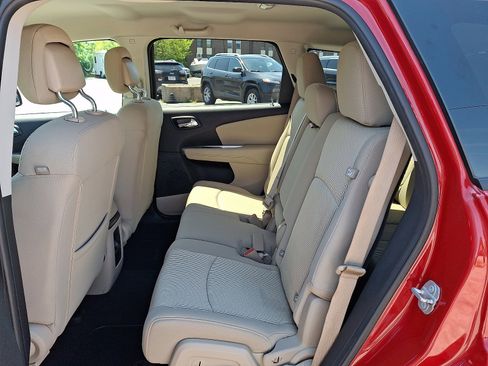 Used 2019 Dodge Journey SE FWD image 9
