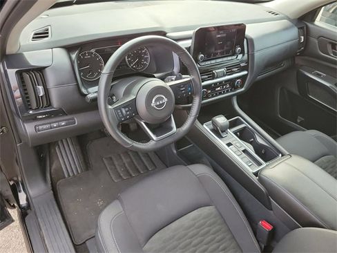 Used 2025 Nissan Pathfinder SV image 8