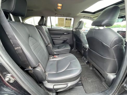 Used 2020 Toyota Highlander XLE FWD image 27