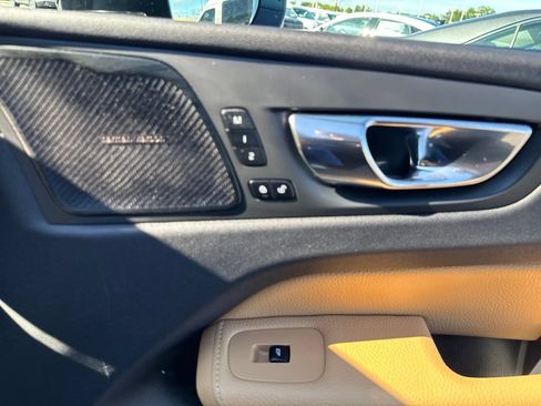 Used 2019 Volvo XC60 T5 Momentum w/ Multimedia Package AWD/4WD image 27