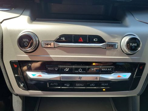 Used 2022 Ford Explorer XLT w/ Equipment Group 202A RWD image 23