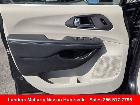 Used 2023 Chrysler Pacifica Touring-L FWD image 24