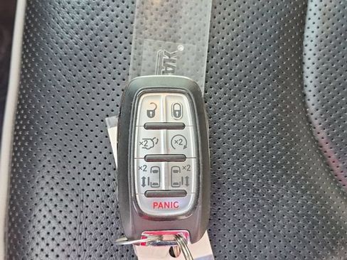 Used 2023 Chrysler Pacifica Limited FWD image 34
