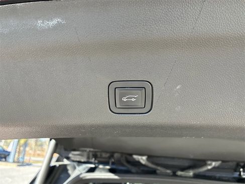 Used 2023 GMC Yukon XL Denali w/ Advanced Technology Package image 34