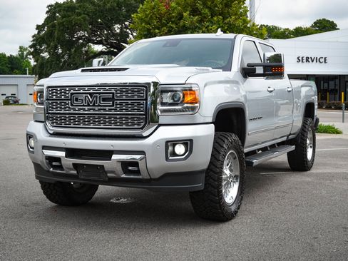 Used 2019 GMC Sierra 2500 Denali w/ Duramax Plus Package AWD/4WD image 6