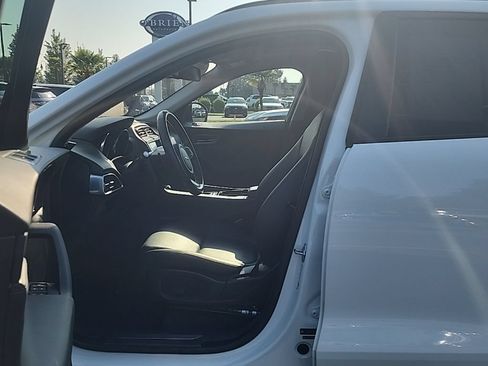 Used 2017 Jaguar F-PACE Premium AWD/4WD image 4