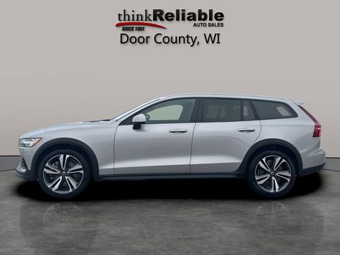 Used 2025 Volvo V60 B5 Cross Country Plus image 2