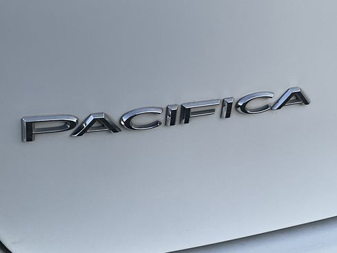 Used 2023 Chrysler Pacifica Touring image 7