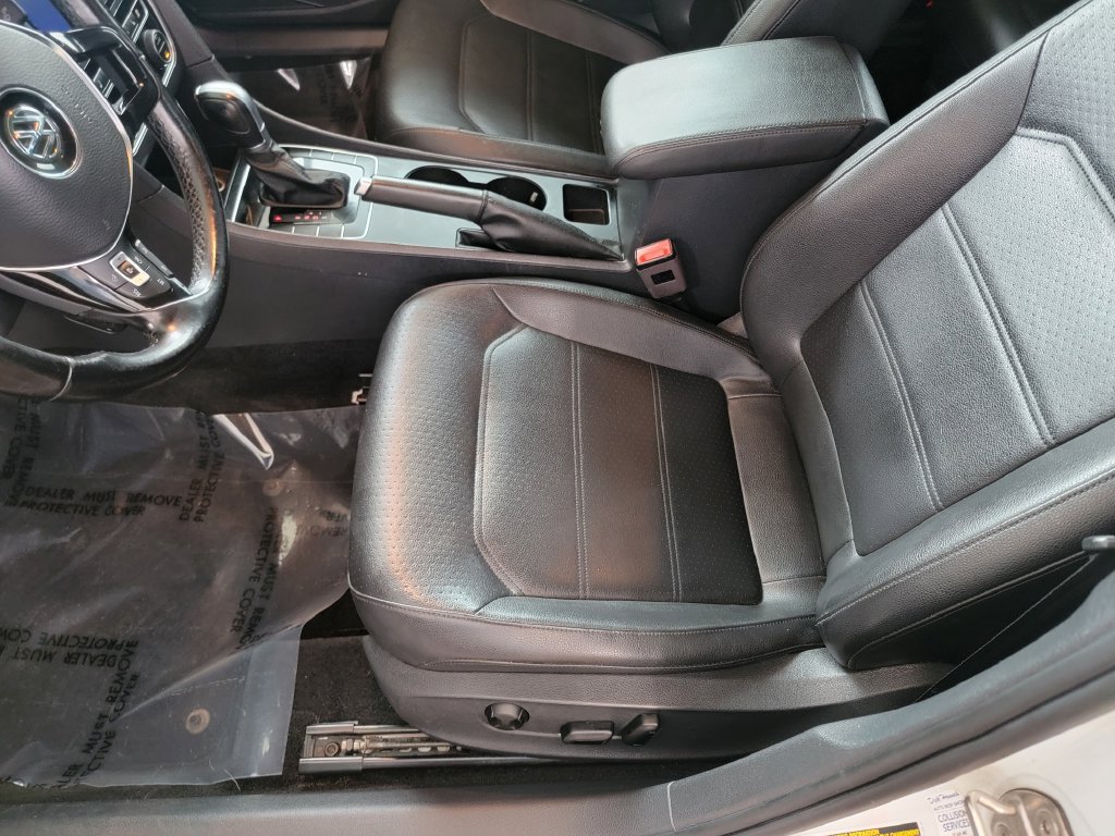 Used 2018 Volkswagen Passat 2.0T R-Line w/ R-Line Lighting Package FWD image 11
