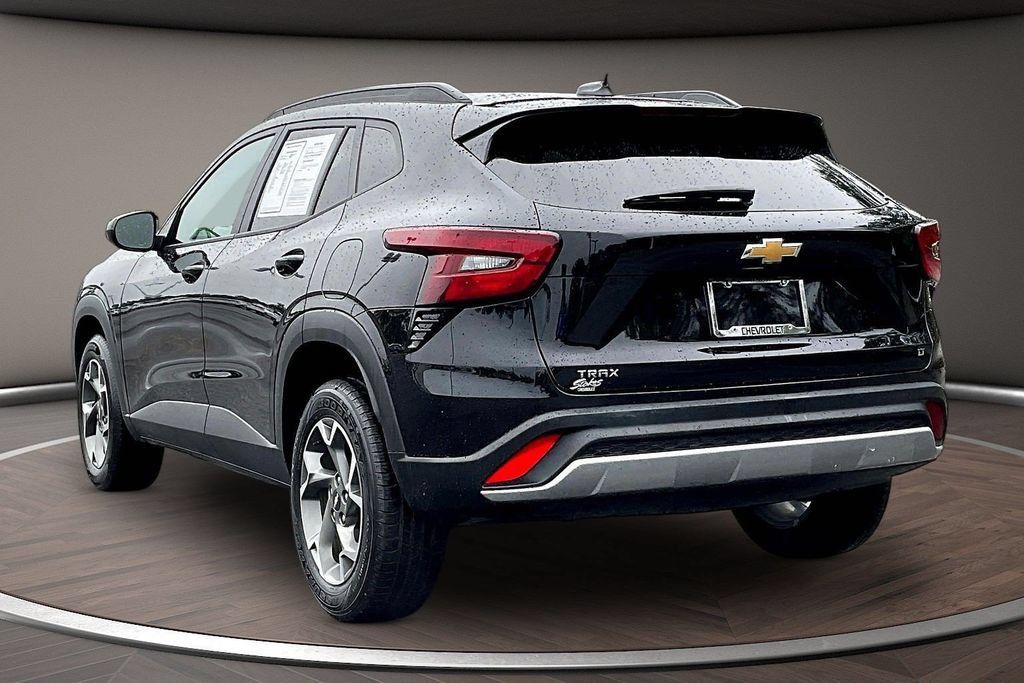 Used 2025 Chevrolet Trax LT FWD image 4