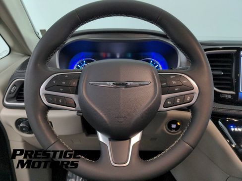 Used 2023 Chrysler Pacifica Touring-L FWD image 17