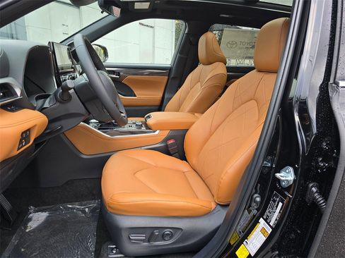 New 2026 Toyota Highlander Platinum image 19