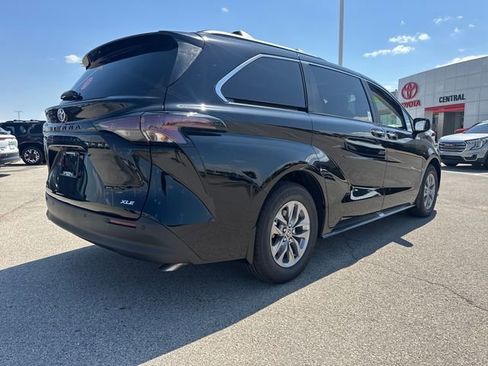New 2026 Toyota Sienna XLE FWD image 7
