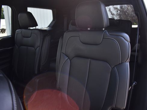 Used 2025 Jeep Grand Cherokee L Limited w/ Luxury Tech Group II image 27