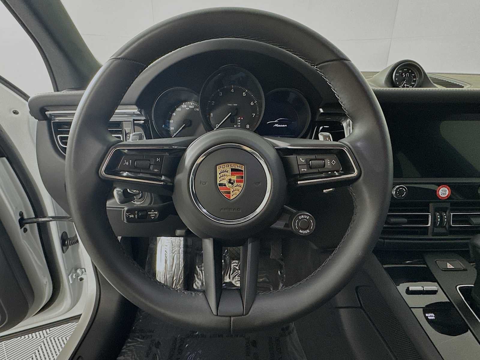 Certified 2025 Porsche Macan AWD/4WD image 15