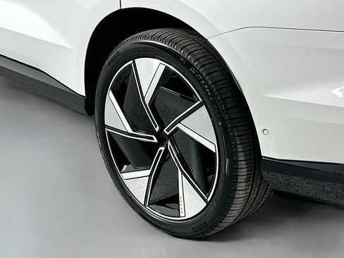 New 2025 Volvo EX90 Ultra w/ Protection Package Premier image 8