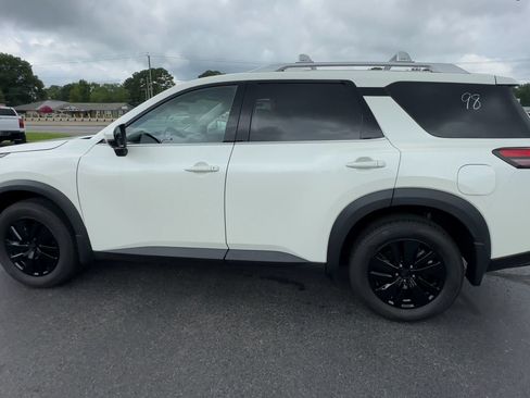 Used 2023 Nissan Pathfinder SL AWD/4WD image 5