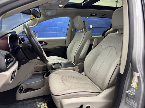 Used 2017 Chrysler Pacifica Limited image 16