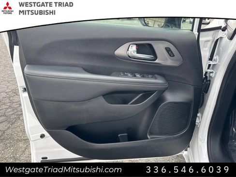 Used 2026 Chrysler Pacifica Select FWD image 8