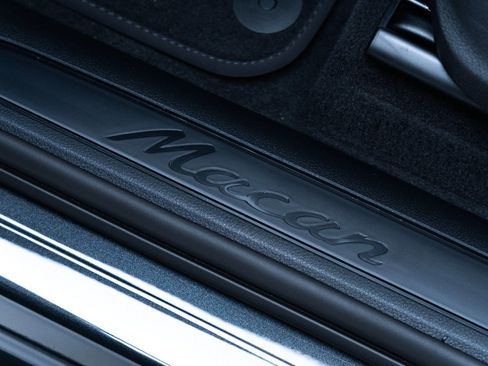Certified 2025 Porsche Macan AWD/4WD image 14