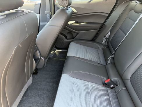 Used 2025 Chevrolet Trax LT w/ Sunroof Package FWD image 16