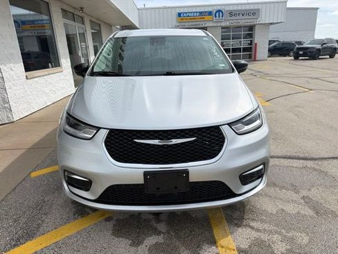Certified 2024 Chrysler Pacifica Touring-L FWD image 2