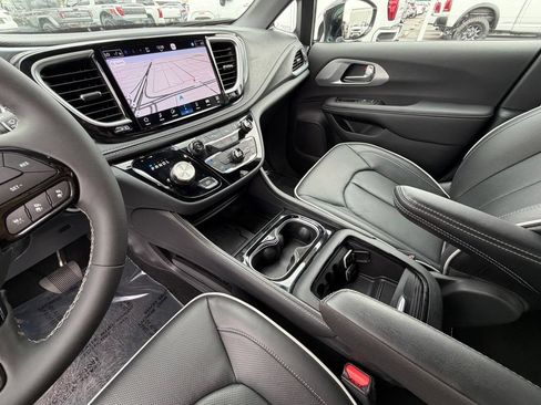 Used 2026 Chrysler Pacifica Limited w/ S Appearance Package FWD image 30