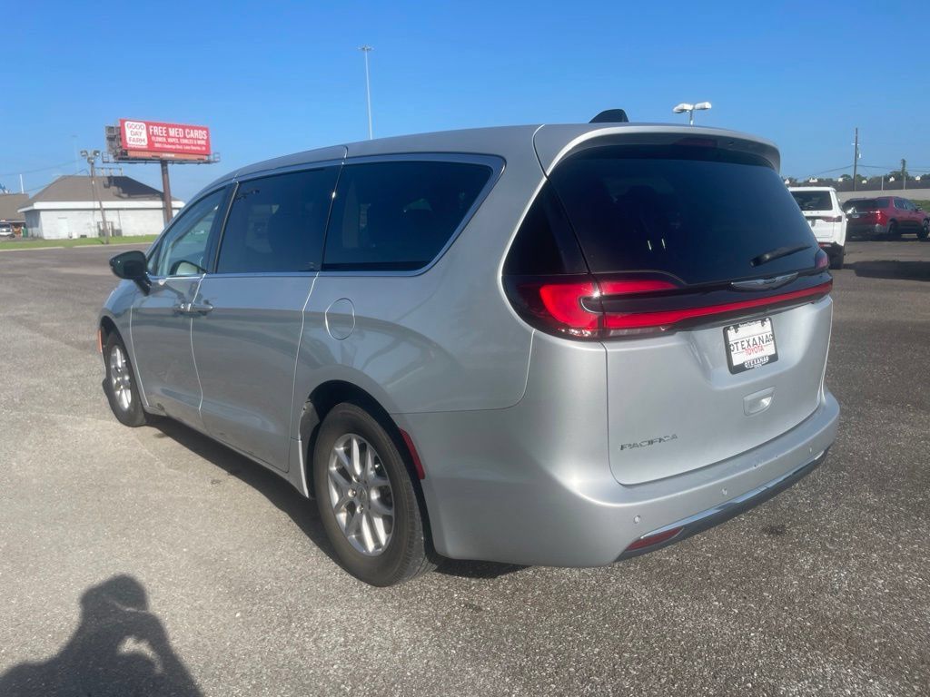 Used 2024 Chrysler Pacifica Touring-L FWD image 5