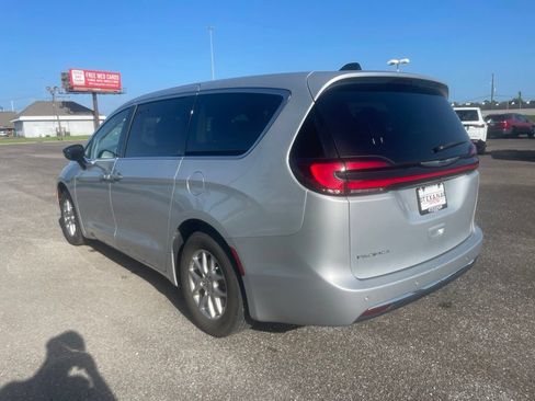 Used 2024 Chrysler Pacifica Touring-L FWD image 5