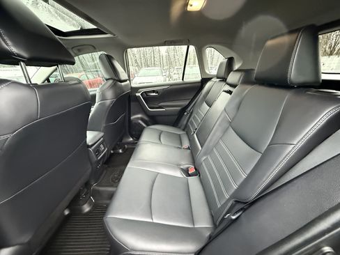 Used 2022 Toyota RAV4 XLE Premium image 14