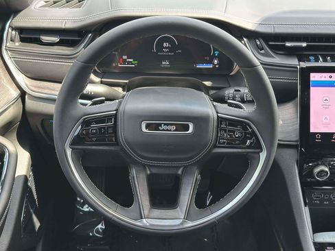 Used 2023 Jeep Grand Cherokee Overland AWD/4WD image 12