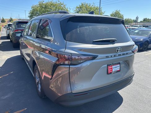 Used 2026 Toyota Sienna XLE FWD image 3