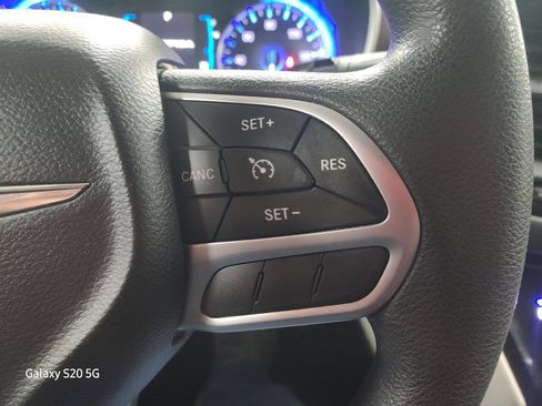 Used 2017 Chrysler Pacifica LX image 32