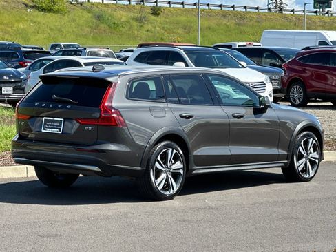 Used 2025 Volvo V60 B5 Cross Country Plus AWD/4WD image 3