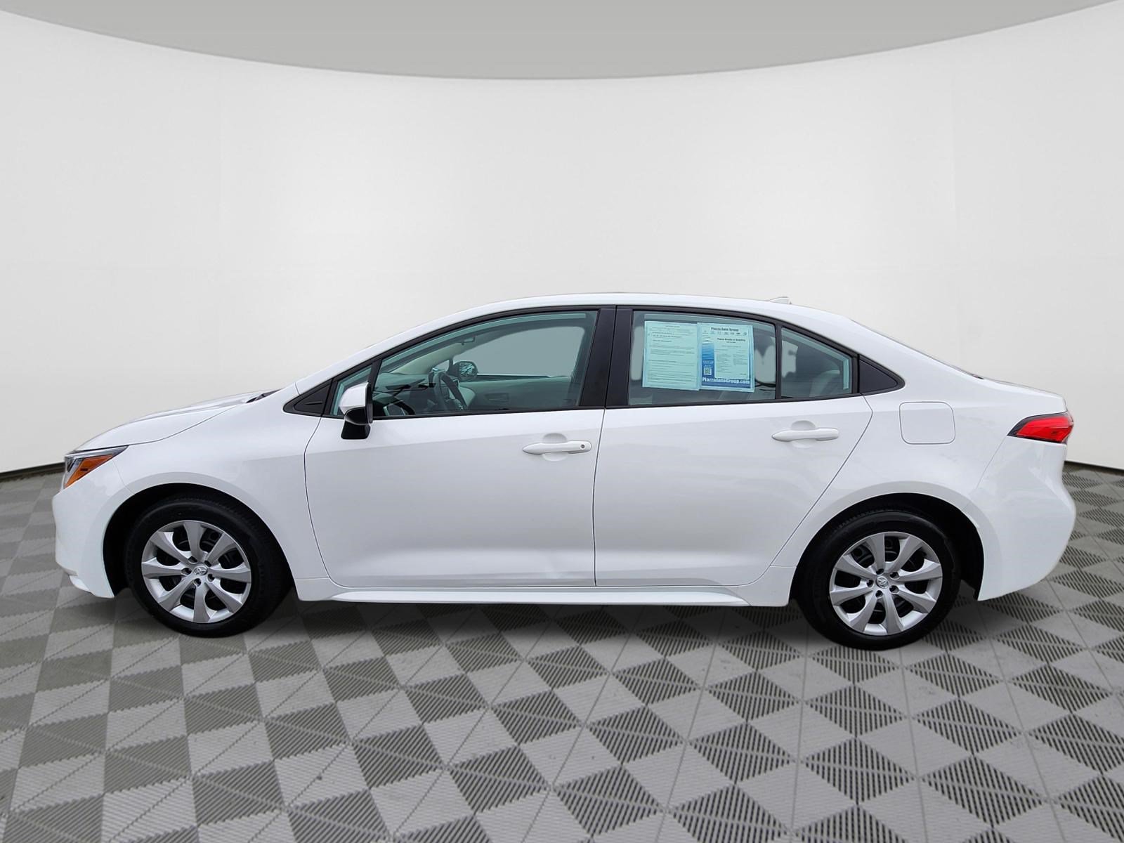 Used 2025 Toyota Corolla LE FWD image 5