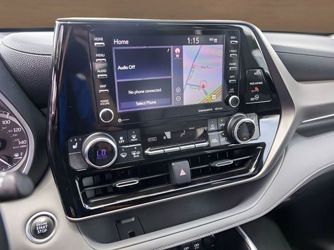 Used 2020 Toyota Highlander XLE AWD/4WD image 16