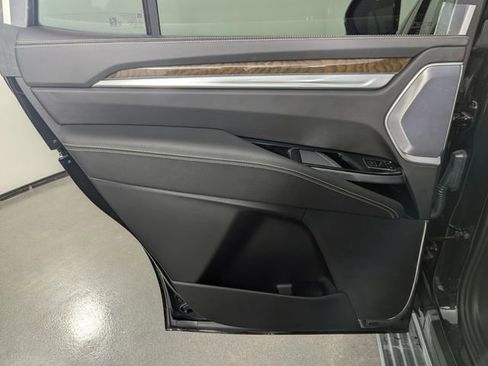 Used 2025 Cadillac Escalade Premium Luxury Platinum image 14